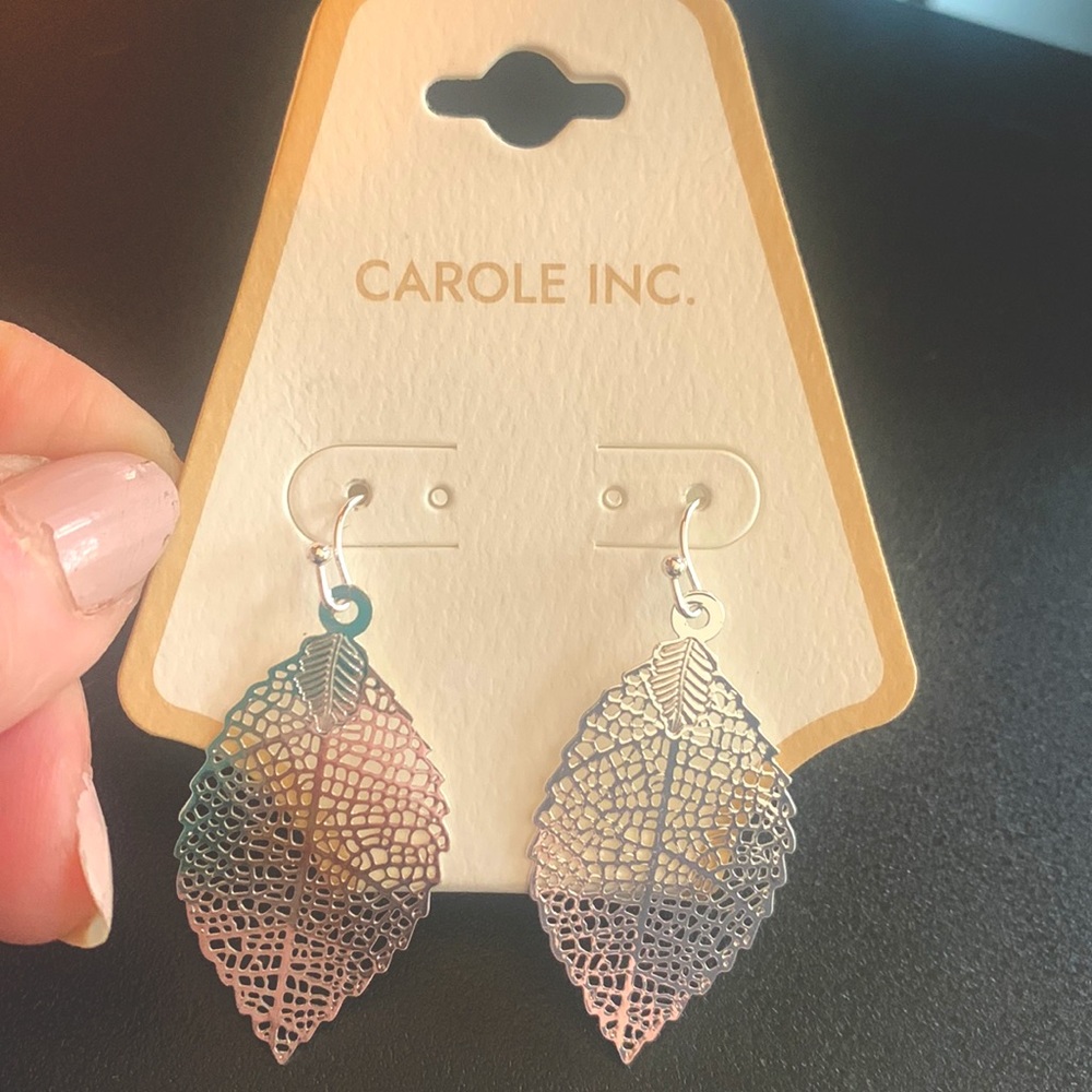 Really cute silver toned leaf 🍃 pierced earrings. Can dress up or down.